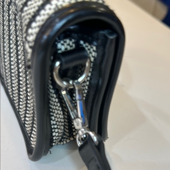 Zara Crossbody Bag Black and Cream Elegant Design - Picture 4 of 16